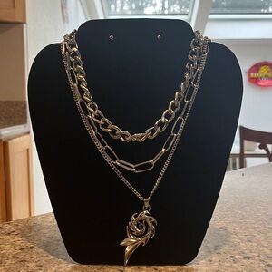 Elegant Silver Layered Necklace with Leaf Pendant